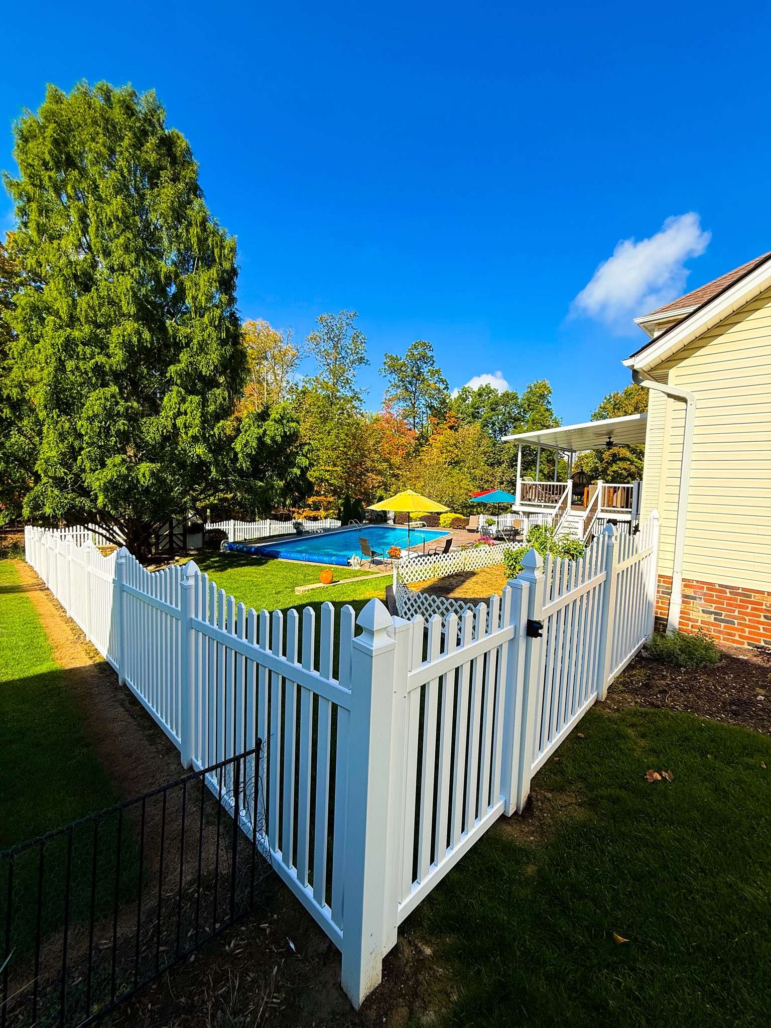 Classic Scalloped Vinyl Pool Fence